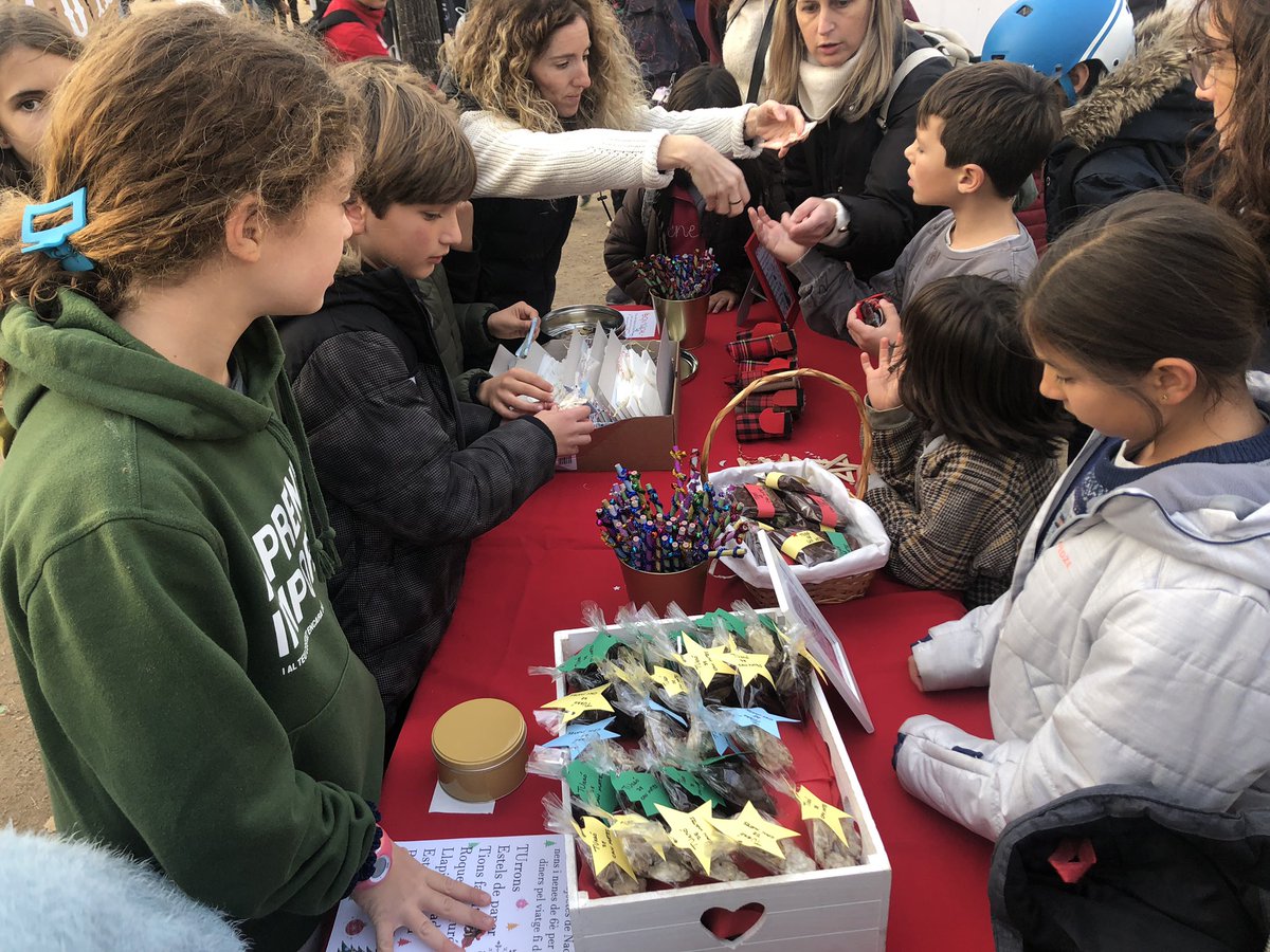 Afa_TCM's tweet photo. Benvolgudes famílies, s'acosta Nadal i els nens i nenes de 6️⃣è, aquesta tarda i el divendres dia 16, tindran una paradeta de productes decoratius fets per ells mateixos, per a tothom 😊👏🏻🎄
Els diners seran per ajudar a pagar el viatge de fi de curs. 😜🛩️
#AfaTCM #FemTuró https://t.co/Qx7ozHHd7l
