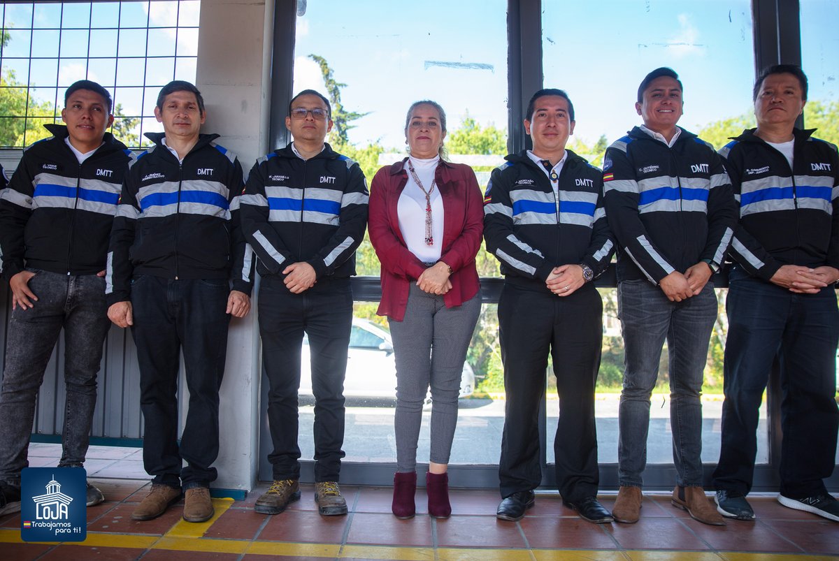 La alcaldesa, Patricia Picoita @PatiPicoitas, entregó uniformes a los funcionarios de la Dirección de Movilidad, Tránsito y Transporte Terrestre, esto como parte de la gestión que realiza la actual administración municipal...

Hilo 👇