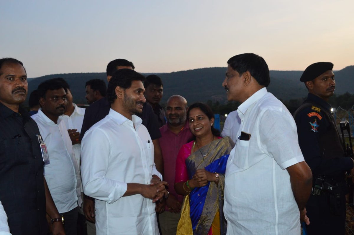MCTTirupati's tweet photo. Tirupati Corporation Mayor Dr. Sirisha met the AP C.M Jaganmohan Reddy out of courtesy at idupulapaya.
#Turupati #APCMJaganmohanReddy #APCM #MCT https://t.co/Yc0HCevboI