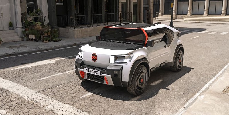 Radio1077's tweet photo. #MagAuto Citroën vient de présenter un concept-car : son futur SUV urbain électrique... "Oli" ! Une voiture simple, basique et qui présente le nouveau logo de la marque aux chevrons... @LAutomobileMag vous dit tout sur @Radio1077 ! ▶️ https://t.co/4EoBvKbphd https://t.co/WD4K4b77MM