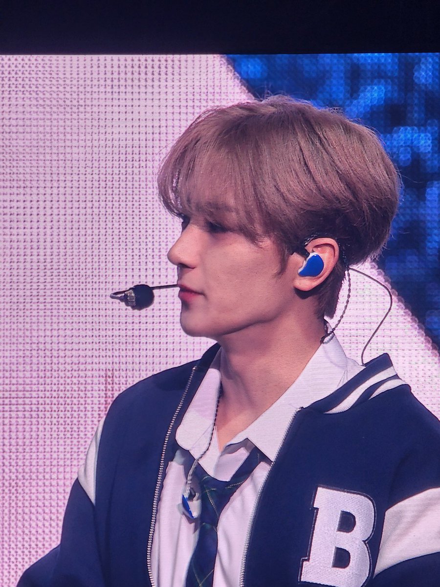 poppoptbz's tweet photo. 이재현 전광판 얼굴봐... https://t.co/Vi3uWht6KM
