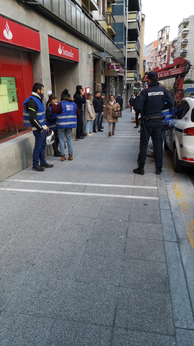 batuelkar's tweet photo. Gaur Banco Santanderrera joan gara zera esatera: Mohamed, Rkia eta bi semeen kaleratzea eten ezean, aurrean eta antolatuta izango gaituztela

Banco Santander Cebererus funts putrearekin lanean dihardu gure auzokideak etxetik botatzeko!

Nahikoa da! Auzokiderik ez auzotik kanpo! https://t.co/GZOnS0O8Fj