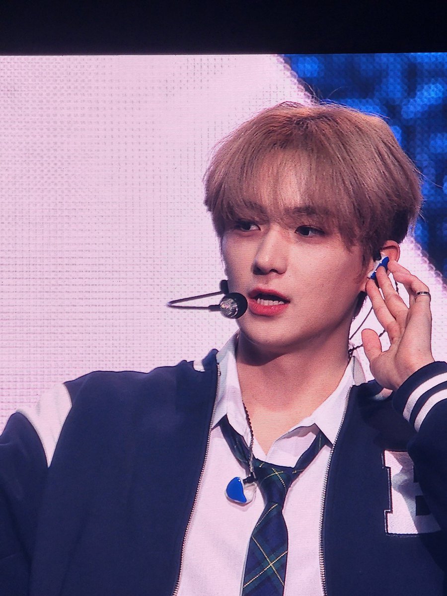 poppoptbz's tweet photo. 이재현 전광판 얼굴봐... https://t.co/Vi3uWht6KM