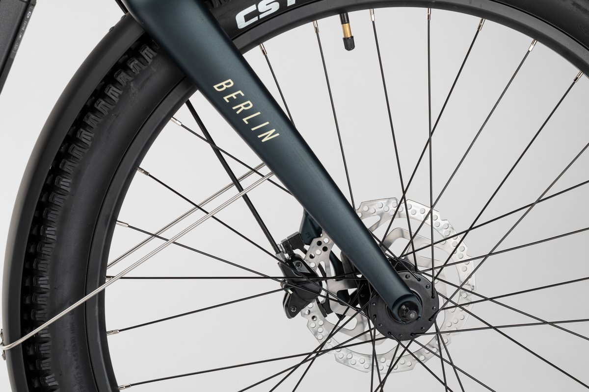 ConorBikes's tweet photo. La Conor Berlin e-City llega para darnos mucho pedaleo y mucho de qué hablar. Sus acabados, el color verde y su cableado interno hacen que destaque allá por donde pasa. ¿Te atreves a probarla?
#ConorBerlinECity #bicicletaeléctrica #conorbikes #electric #muchopedaleo https://t.co/auYMQ2bYGc