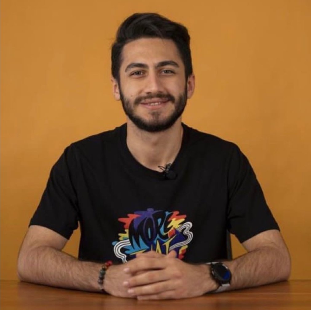 rhmtlc's tweet photo. آرمان بهبانی ۱۱ روزه که بازداشته!!! در سکوت کامل رسانه ها، از اولین روز با وجود تهدید های متعدد پشت مردم و صدای مردم بوده. 
همه با هم صدای آرمان باشیم.
#مهسا_امینی #آرمان_بهبهانی https://t.co/2jldDmyl5W