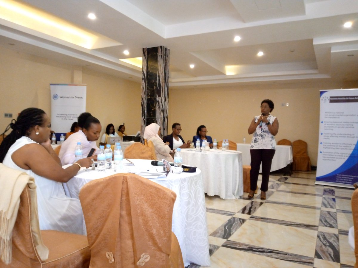 MaBridge_2018's tweet photo. Mu biganiro byateguwe na @media_owners @women_platform @ArfemRwanda ku bufatanye na #FOJO bagaragaje ko umuco ari kimwe mu bitera ihohoterwa rishingiye ku gitsina. #EndGBV @RIB_Rw  @paxpressrwanda https://t.co/HMxhVCzfre