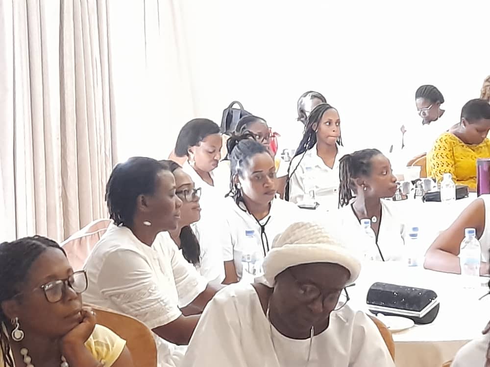 MaBridge_2018's tweet photo. Mu biganiro byateguwe na @media_owners @women_platform @ArfemRwanda ku bufatanye na #FOJO bagaragaje ko umuco ari kimwe mu bitera ihohoterwa rishingiye ku gitsina. #EndGBV @RIB_Rw  @paxpressrwanda https://t.co/HMxhVCzfre