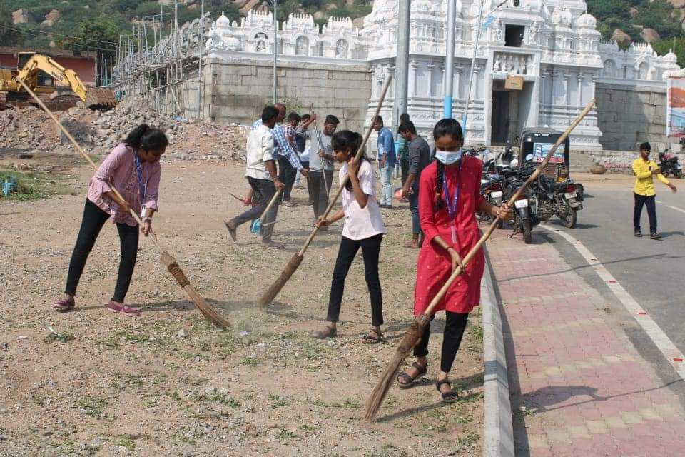 SFDIndiaOrg's tweet photo. On behalf of ABVP and SFD Bellary, a cleaning program was organized at Kote Malleshwar Temple in the city on the first day of the weekly program as part of Social Harmony Day in commemoration of Dr. BR Ambedkar.
#SFDVoice https://t.co/BppuRIz5gp