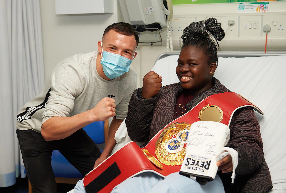 Leeds_Childrens's tweet photo. Yesterday patients on Ward L49 were delighted to receive a surprise visit from boxing world champion and Leeds legend Josh Warrington! Josh handed out some early Christmas presents, signed gloves and spread lots of smiles around the hospital! Thank you Josh! 🥊 https://t.co/XkMAfMUA02