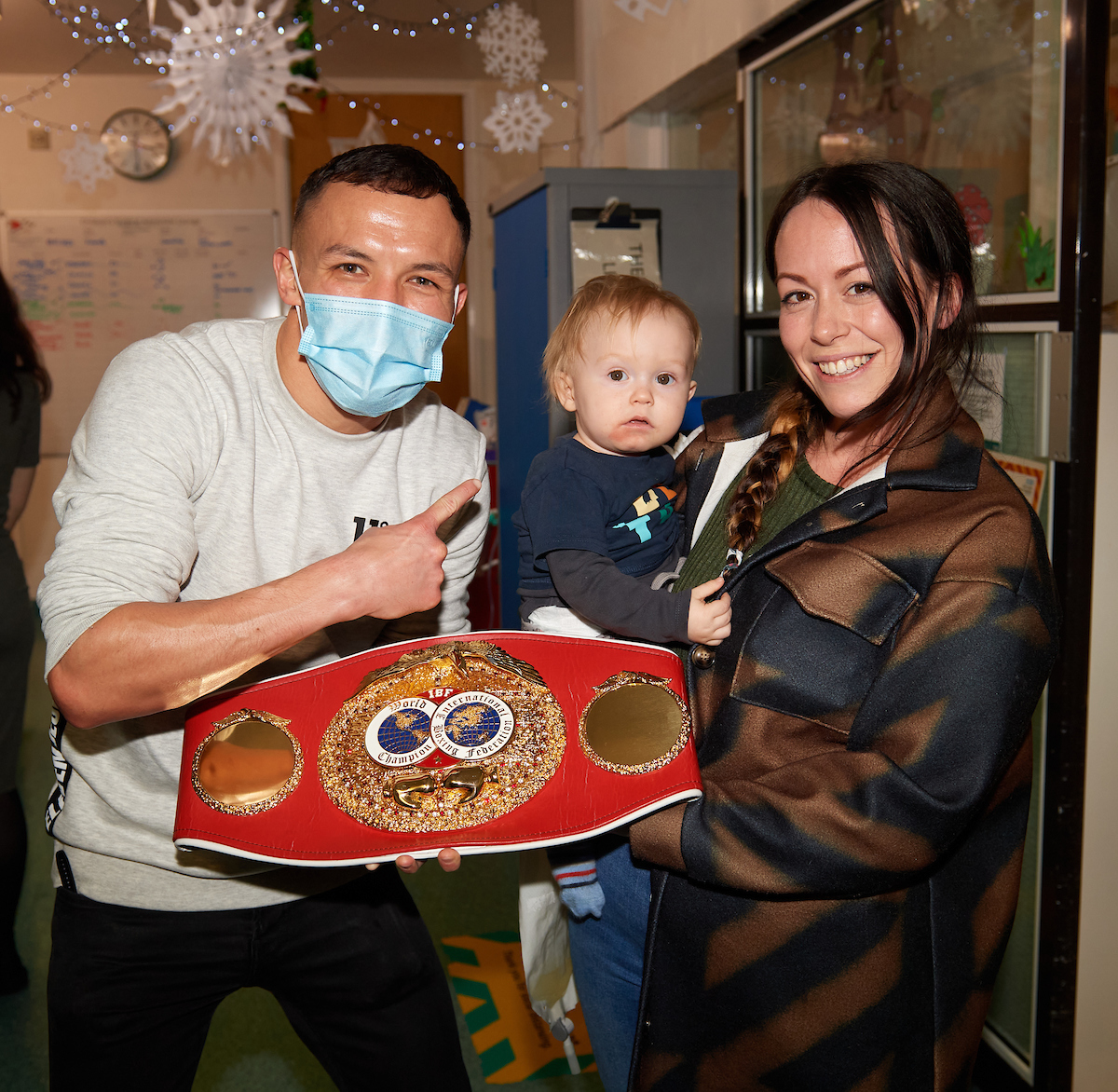 Leeds_Childrens's tweet photo. Yesterday patients on Ward L49 were delighted to receive a surprise visit from boxing world champion and Leeds legend Josh Warrington! Josh handed out some early Christmas presents, signed gloves and spread lots of smiles around the hospital! Thank you Josh! 🥊 https://t.co/XkMAfMUA02