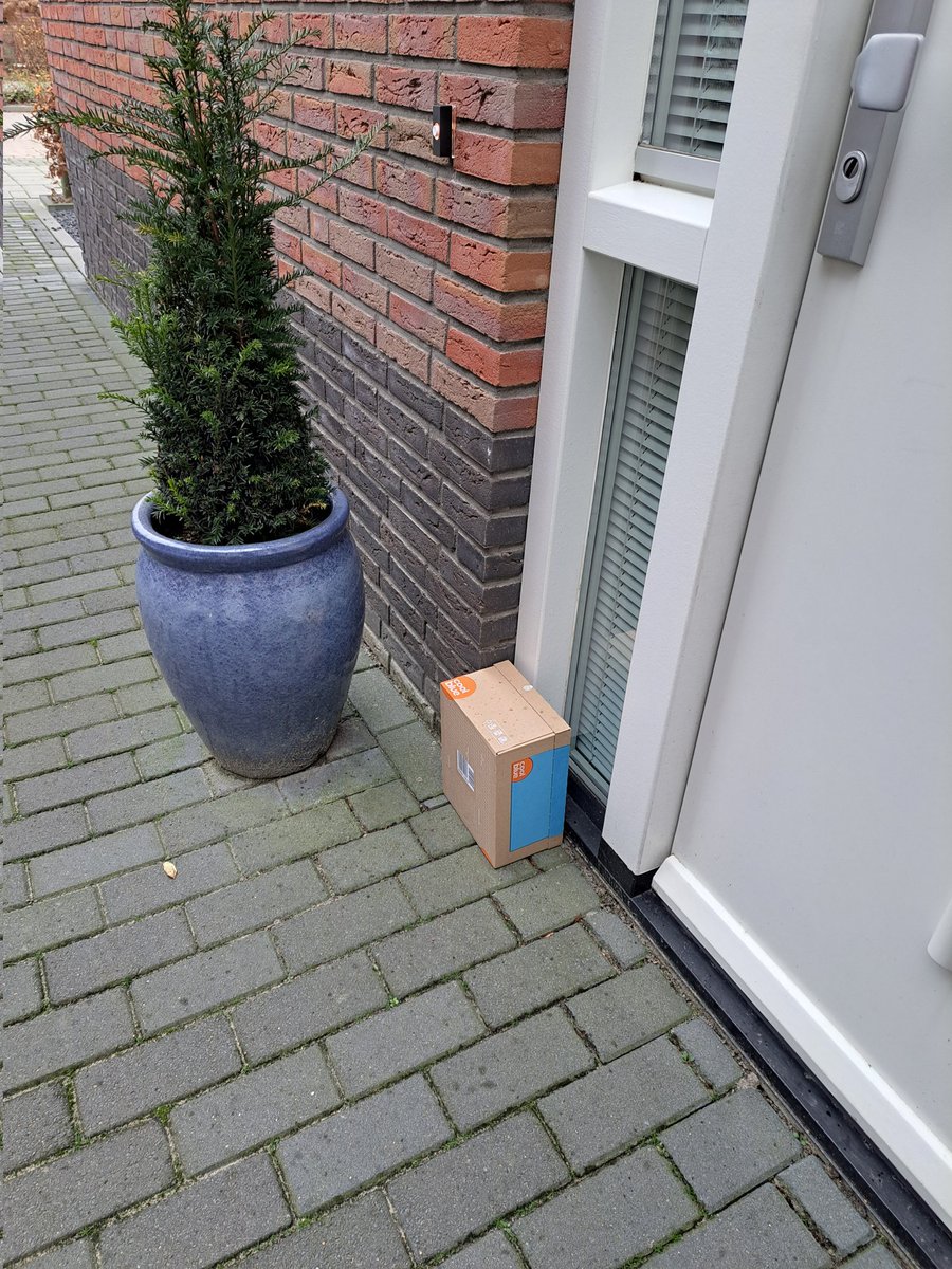 sopthof's tweet photo. Beste @PostNL waarom op deze manier?? Zit toch een iPhone voor iemand in!! @Coolblue_NL @Coolblue geen mail dat bezorgd is. https://t.co/OL3naqiaea