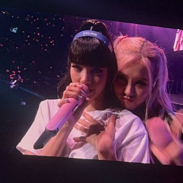 dkyp12's tweet photo. mi chaelisa, no se merecen nada de la gente que tiene mrda en la cabeza dice :(

#SpotifySupportsBullies 
SPOTIFY APOLOGIZE TO LISA

YG PROTECT ROSÉ 
#Protect_ROSÉv

 https://t.co/5kcFFkQBoY