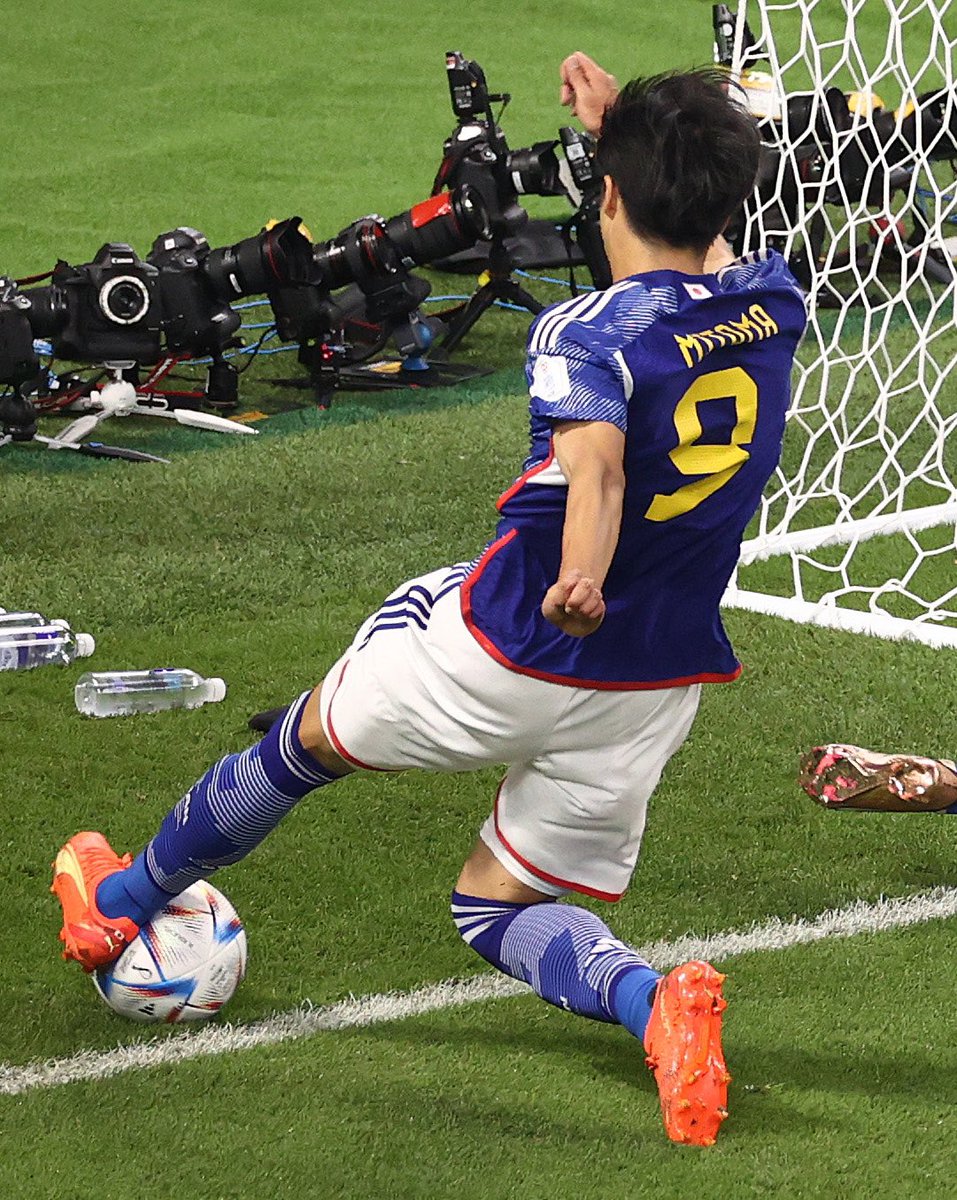 Sportsnapper71's tweet photo. Line Ball?
#BlueSamurai #nippon #japan #FIFAWorldCupQatar2022 #FIFAWorldCup #VAR #gettyfc https://t.co/lqmGFIoTD2