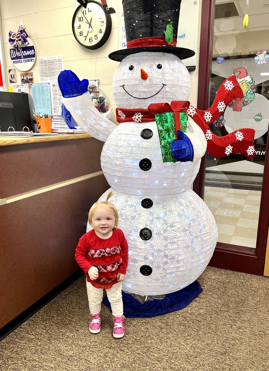 Mom’s helper at PAC Night <a href="/AmandaEleTweets/">Amanda Elementary</a> #mustangsonthemove #middierising