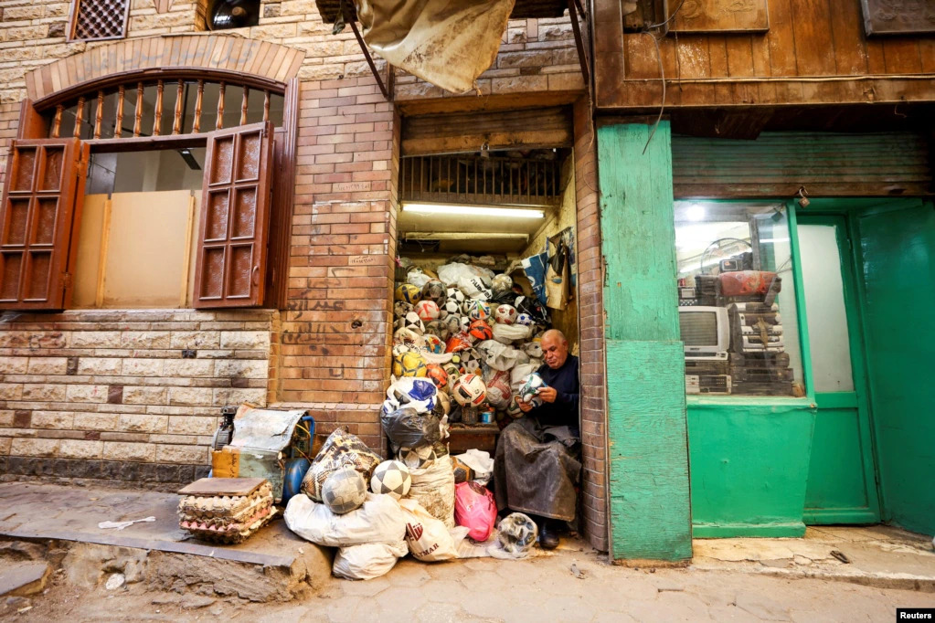 VOAThai's tweet image. บรรยากาศการทำงานของ มอสตาฟา มาห์มุด วัย 68 ปี รับจ้างซ่อมลูกฟุตบอลเป็นอาชีพมายาวนานถึง 50 ปี ที่กรุงไคโร อียิปต์
#football #soccer #footballspirit #Cairo #Egypt