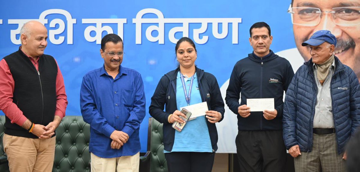 mrahul002's tweet photo. दिल्ली के लोकप्रिय मुख्यमंत्री श्री @ArvindKejriwal जी के द्वारा @Dillikiyogshala के योग शिक्षकों को सम्मान देने के लिए बहुत बहुत धन्यवाद।

#DilliKiYigshala https://t.co/f9aJuTizqf