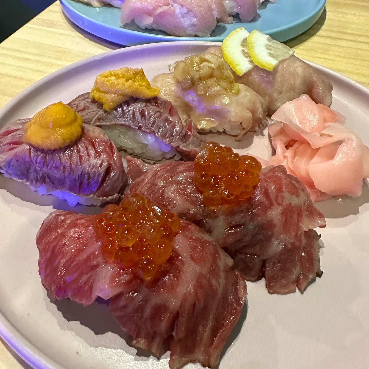 crew_value1's tweet photo. 梅田にある
お寿司と天麩羅が楽しめる
【ネオ寿司ランド カルネ 】
ちゃんとした美味しい料理を
提供してくれるネオ居酒屋
いただいたのは
■カルネの天ぷら
■ 海鮮なだれ寿司
■海鮮すし
■肉寿司
店内は清潔感たっぷり
女子会やデートにオススメ https://t.co/Q3kCODyCbC