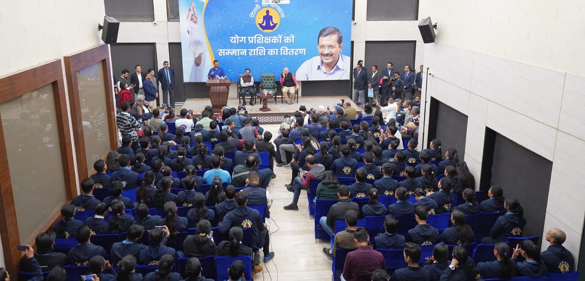 SapnaSi48128846's tweet photo. दिल्ली के लोकप्रिय मुख्यमंत्री श्री @ArvindKejriwal जी के द्वारा @Dillikiyogshala के योग शिक्षकों को सम्मान देने के लिए बहुत बहुत धन्यवाद।

#DilliKiYigshala https://t.co/bqZwsSgjA3