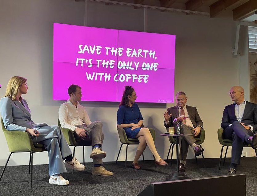 Paneldiscussie tijdens Arbeidsmarkt van Morgen olv Welmoed Sijtsma, Victor Broers, <a href="/BabettePorcelyn/">Babette Porcelijn</a>, Hans Hoogervorst en Raymond Puts @AWVN #arbeidsmarkt #NBBU