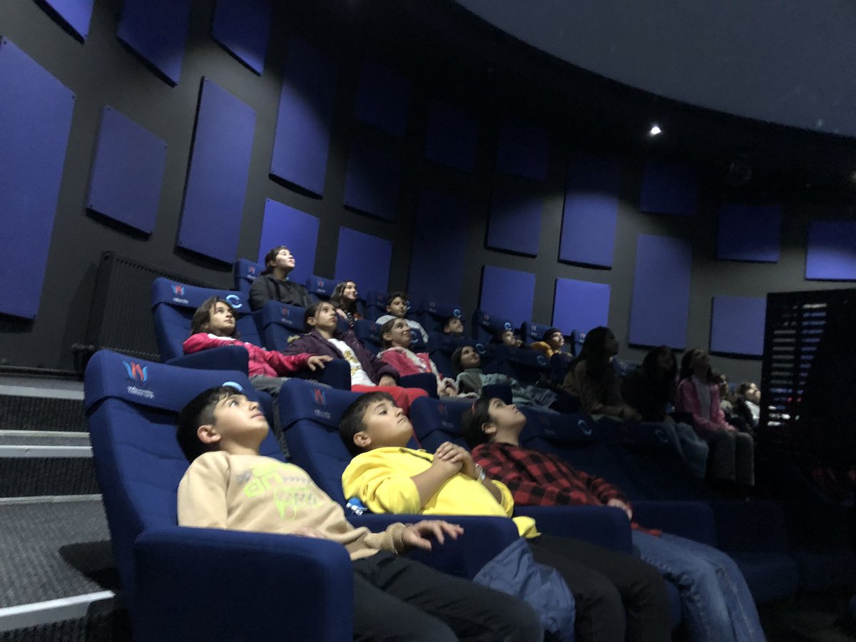 EdremitAdem's tweet photo. Planetaryum da bu gün İHH Aile Destek Merkezi öğrencilerini ağırladık. Öğrenciler 360 derece sanal gerçeklik ile evreni ve yıldızları gözlemleme şansı yakaladılar🪐🌍
@tcailesosyal @deryayanikashb @tcvanedremit https://t.co/jqx8E4wWZg