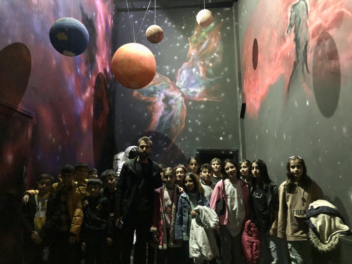 EdremitAdem's tweet photo. Planetaryum da bu gün İHH Aile Destek Merkezi öğrencilerini ağırladık. Öğrenciler 360 derece sanal gerçeklik ile evreni ve yıldızları gözlemleme şansı yakaladılar🪐🌍
@tcailesosyal @deryayanikashb @tcvanedremit https://t.co/jqx8E4wWZg