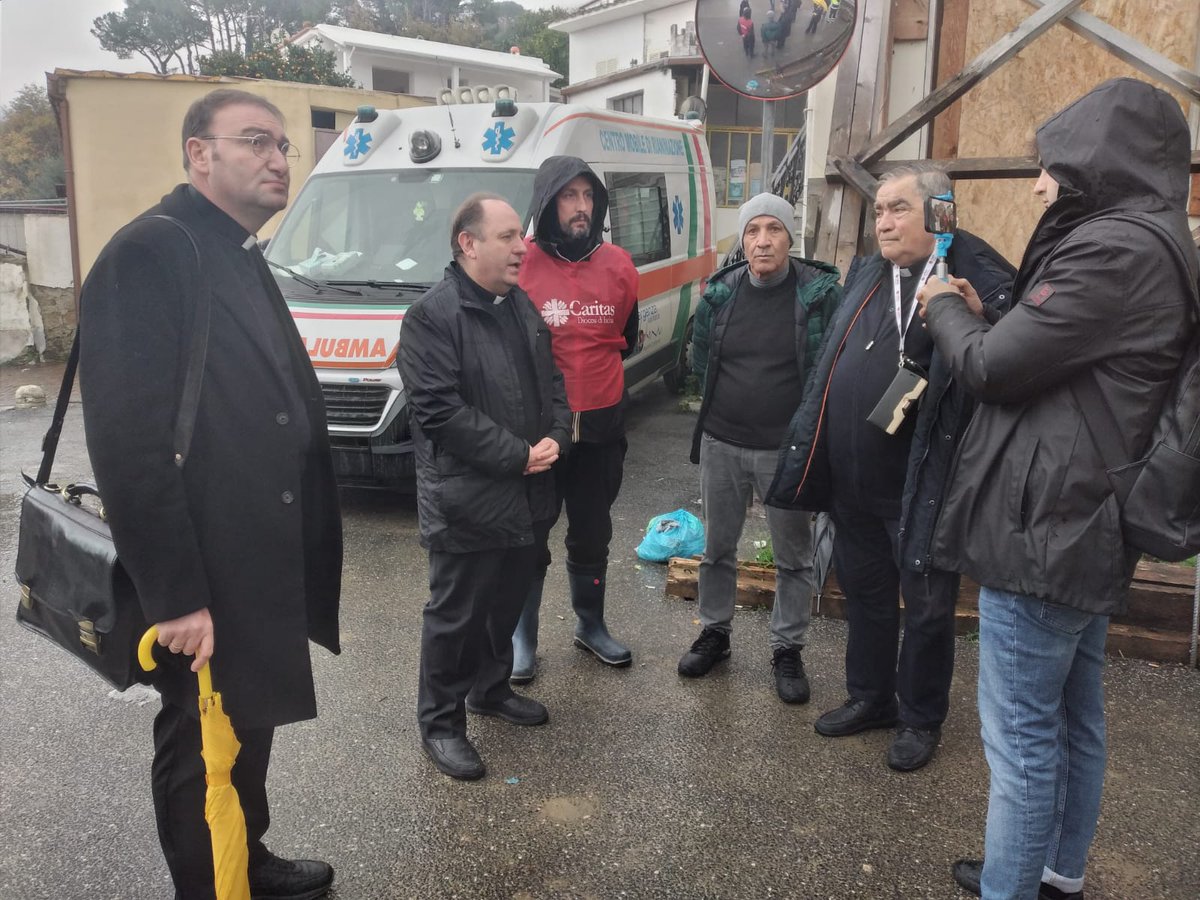 CaritasItaliana's tweet photo. 🔴 Il Direttore di Caritas Italiana, don Marco Pagniello, è in visita in queste ore ad #Ischia per testimoniare vicinanza alla popolazione e fare il punto con la Chiesa locale sugli interventi. "Ora è  il momento del silenzio, della preghiera e della riflessione", ha dichiarato. https://t.co/BArzHiWScZ