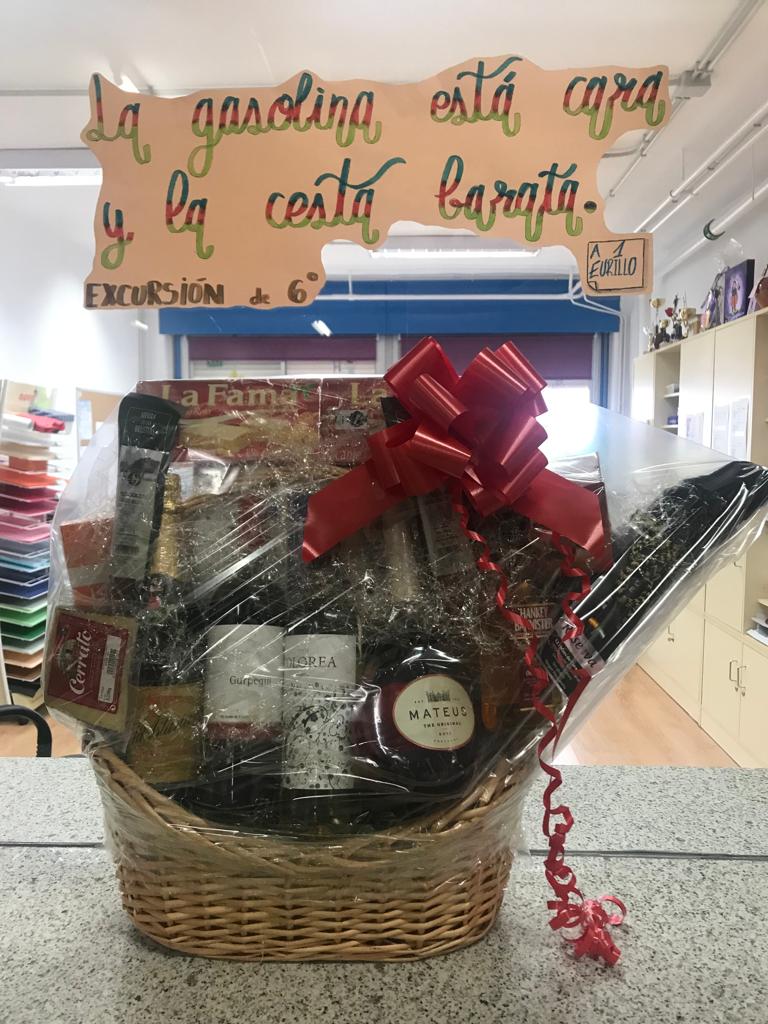 CMIGUELHERNNDE1's tweet photo. ¡¡¡SORTEO DE NUESTRA CESTA DE NAVIDAD!!! El alumnado de 6° tiene las papeletas para conseguirla. ¡No te quedes sin ellas! La recaudación será para pagar el autobús al Aula de la Naturaleza en Ojo Guareña (Burgos), programa de inmersión lingüística en inglés como fin de curso. https://t.co/YOoYdDA2I2