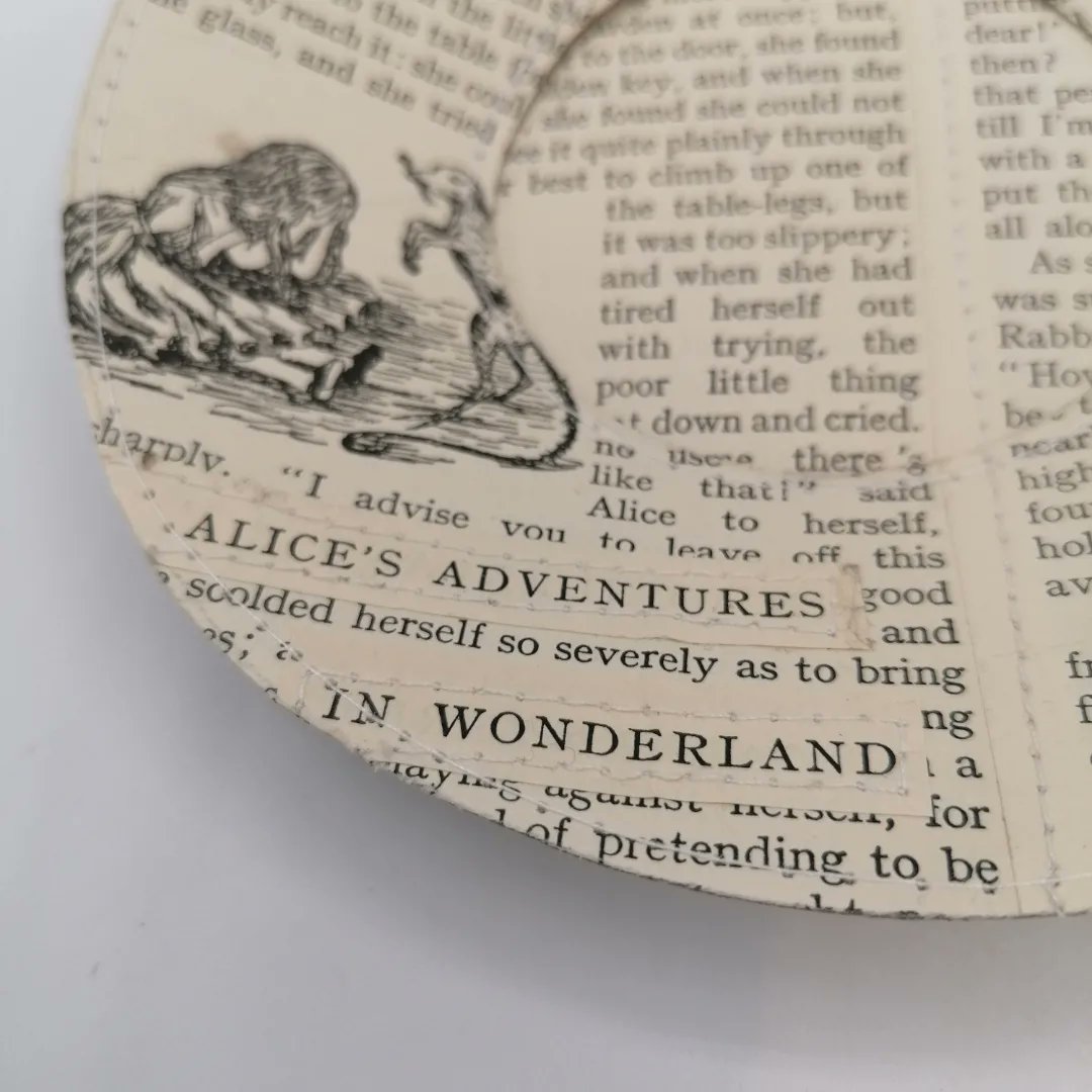 paperjennifer's tweet photo. Alice in Wonderland Cup, Saucer and Spoon set. £55 inc UK P&P- DM if you would like to buy.....
#alice #aliceinwonderland #alicesadventuresinwonderland #lewiscarroll #carroll #papersculpture #papercup #paperteacup #paperspoon #cupsaucerandspoon #papersaucer #stitchedpaper https://t.co/oTEGXAEpqb