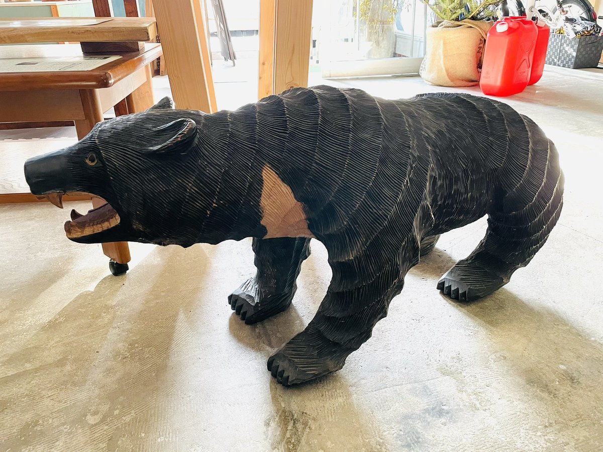 この木彫り熊は、葛巻町のcafeやどり木の熊谷さんが見つけて下さったもの。現在は一戸の一守書店さんが所有しています。独特の彫り方をしています。美術館の学芸員さんが「仏像を彫る時の彫り方を思わせる」と。葛巻は本当に多くの木彫りの神々がいます。そのあたりと何か繋がってくるのでしょうか？