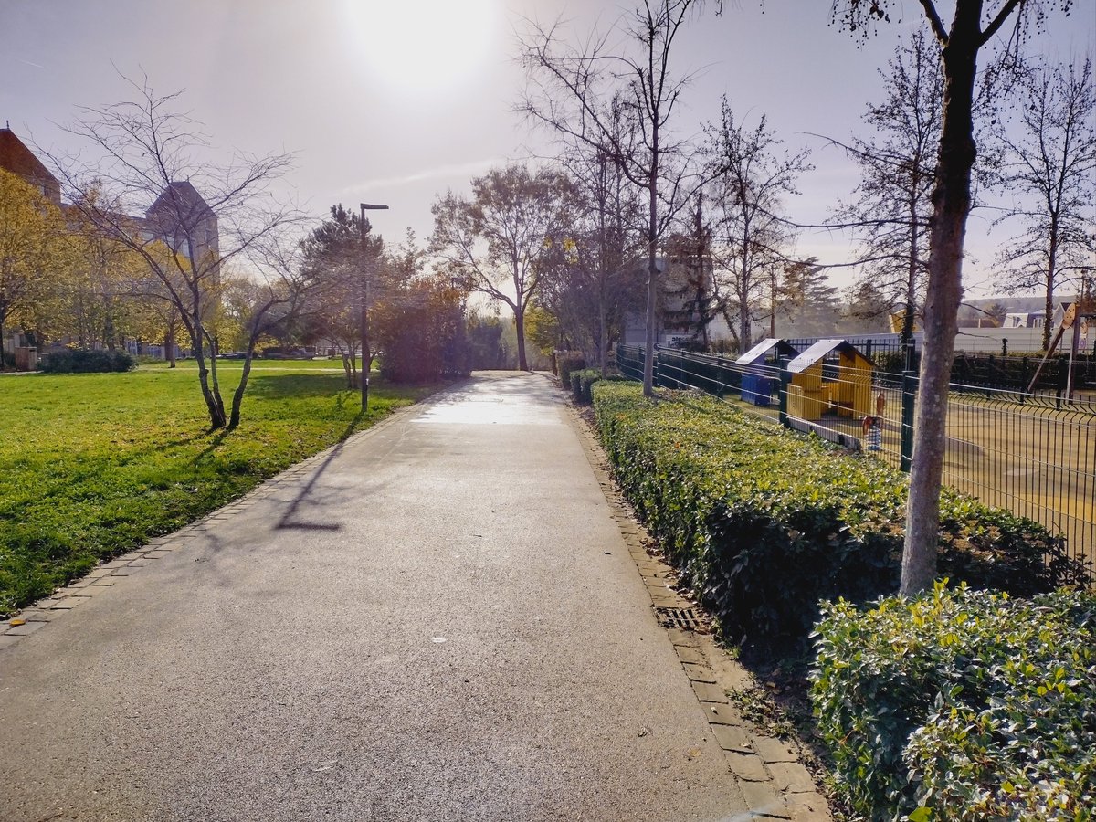 Coulée Verte du sud parisien : les <a href="/hautsdeseinefr/">Département des Hauts-de-Seine</a> peignent des damiers verts et blancs.

Problèmes :
– ils invisibilisent encore plus des ralentisseurs déjà très peu visibles ;
– ils glissent.

La cohabitation piétons/vélos ne s’améliorera qu’avec la séparation des espaces.