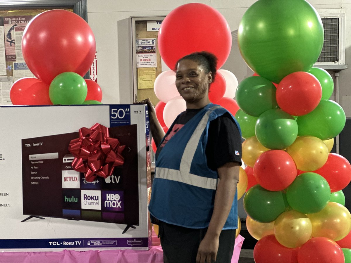OlyUPSsafety's tweet photo. SHOUTOUT TO OUR ATTENDANCE DRAWING WINNERS! 🏆🙌🏾 #socalsosafe #UPS #safety https://t.co/HGkfRCoi0j