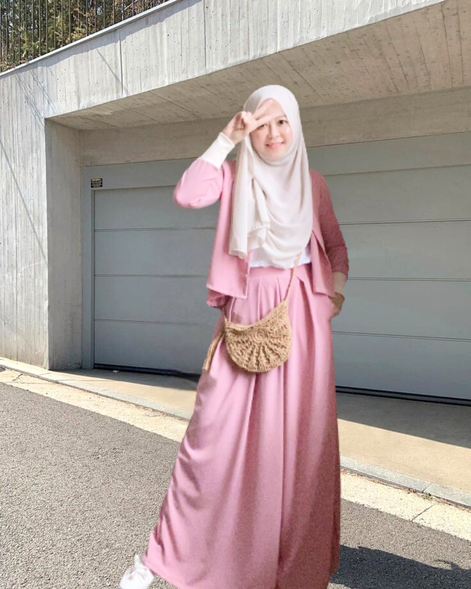 AlmariFloret's tweet photo. "I nak beli baju pink"
"You kan dah ada baju pink"

Say no more, in need of

- light pink
- baby pink
- fuchsia
- hot pink/ rose red

Eh banyak lagi pink sbenarnyaaa

Setuju tak girls? 😆 https://t.co/HZSpilChrS