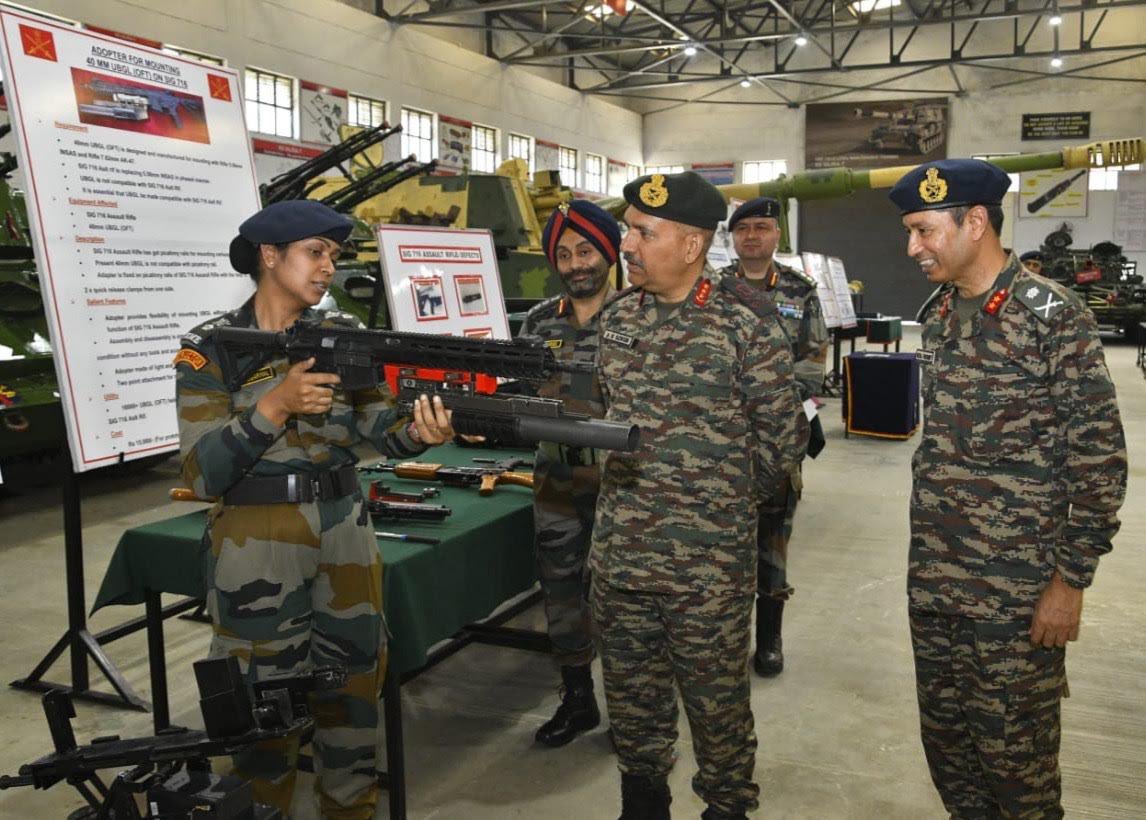 IaSouthern's tweet photo. #NariShakti at the forefront of #Innovation

Lt Gen AK Singh, #ArmyCommander, #SouthernCommand awarded a Commendation Card to Lt Col Divya Agarwal for adapting &amp; automating UBGL to a SIG Sauer Assault Rifle during his visit to EME School, #Vadodara
#आत्मनिर्भर_भारत https://t.co/vrETMiTT9p