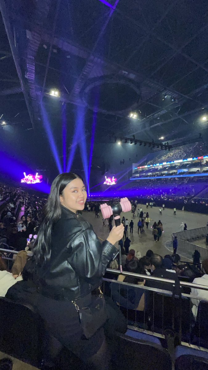 rhxnzi's tweet photo. 30/11/22 #blackpink as if I was breathing the same air as blackpink 🥲 https://t.co/yyzry4Y8xz