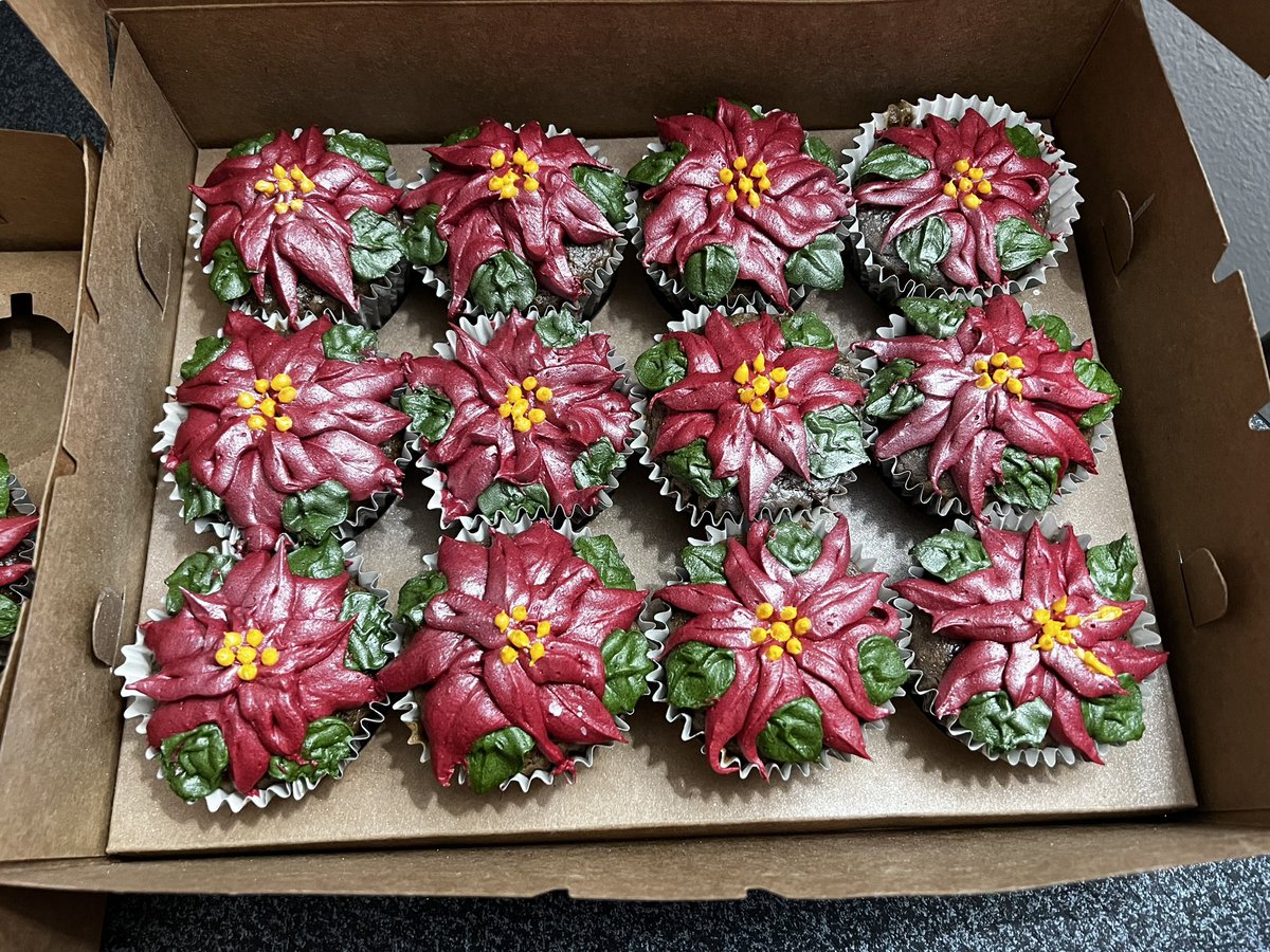 nfkroberts's tweet photo. Had a holiday potluck at work, so I showed out with some #Trini Fruitcake Cupcakes, frosted with Sorrel (Hibiscus) Buttercream poinsettias and the leaves are green (Spirulina) spiced buttercream… they were a HIT! How ah do deh @buhdahwee @eatahfood ? #chefmode #menwhobake https://t.co/yDxOuFV0DT