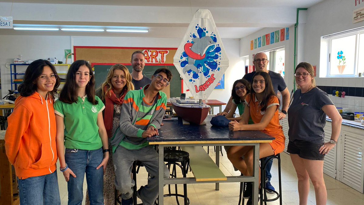 IEOoceanografia's tweet image. Ayer comenzó el tercer viaje de este mini-barco que ha conectado a colegios de EEUU, Irlanda, UK y España 🌎⛵️

Se lanzó desde el Alvariño tras las reparaciones realizadas por alumnos del Colegio Cisneros de Tenerife y el equipo de @OceanCTrust y compañeros de @IEO_Canarias 👩🏻‍🏭