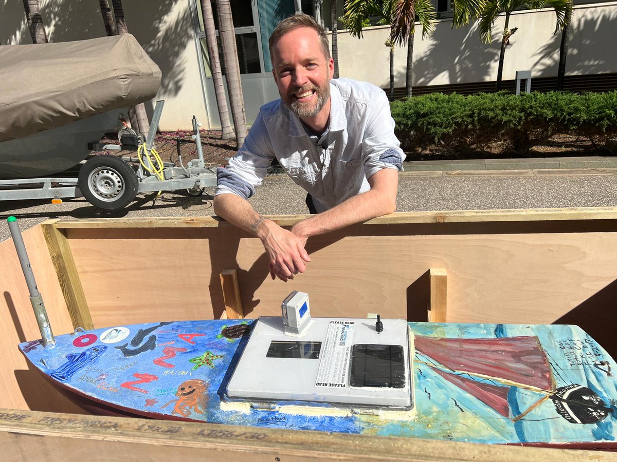 IEOoceanografia's tweet image. Ayer comenzó el tercer viaje de este mini-barco que ha conectado a colegios de EEUU, Irlanda, UK y España 🌎⛵️

Se lanzó desde el Alvariño tras las reparaciones realizadas por alumnos del Colegio Cisneros de Tenerife y el equipo de @OceanCTrust y compañeros de @IEO_Canarias 👩🏻‍🏭