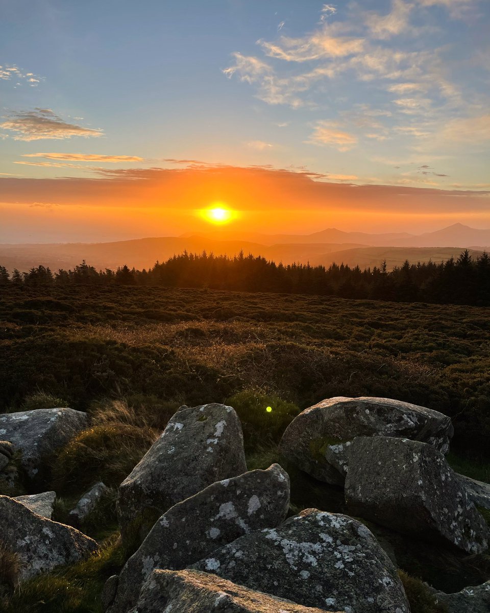 AmieMcc's tweet photo. Sunrise Hike 🥾🌅☘️  #ticknock #dublinmountains #sunrise #sunrisehike #ireland #sunriseviews #thisisireland https://t.co/dtcOu4zlQQ