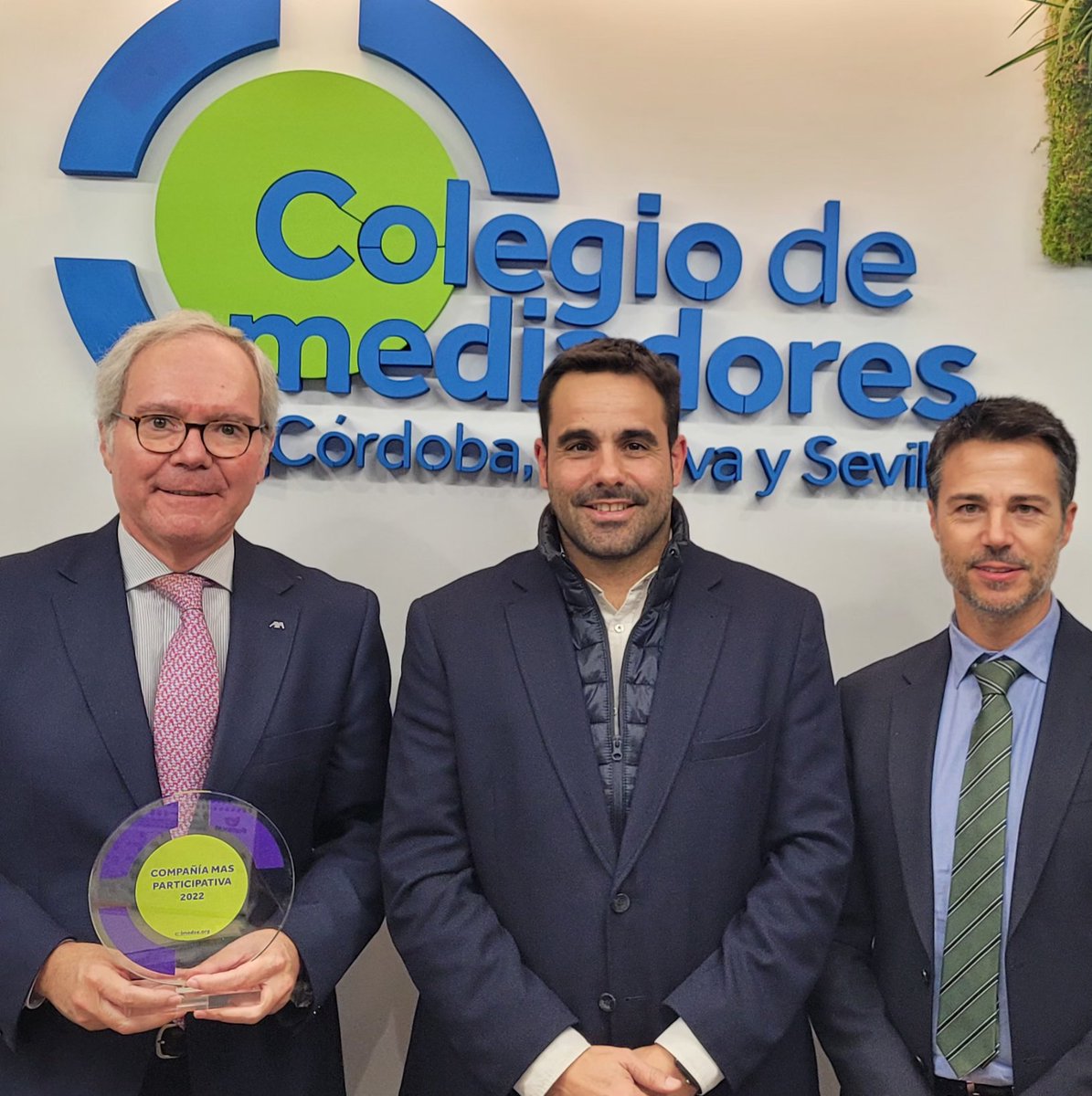 Nuestro agradecimiento al @MediAndOcc por habernos otorgado el premio a la compañía que más colabora con el Colegio de Córdoba, Huelva y Sevilla. Todo un honor recibir este reconocimiento. Seguiremos trabajando por y para la  mediación. #SuSuerteEslaNuestra
<a href="/eclemd/">Pedro Navarro Garcia 🇲🇽🇵🇹🇪🇸</a> <a href="/Javier_Tena_V/">Javier Tena</a>