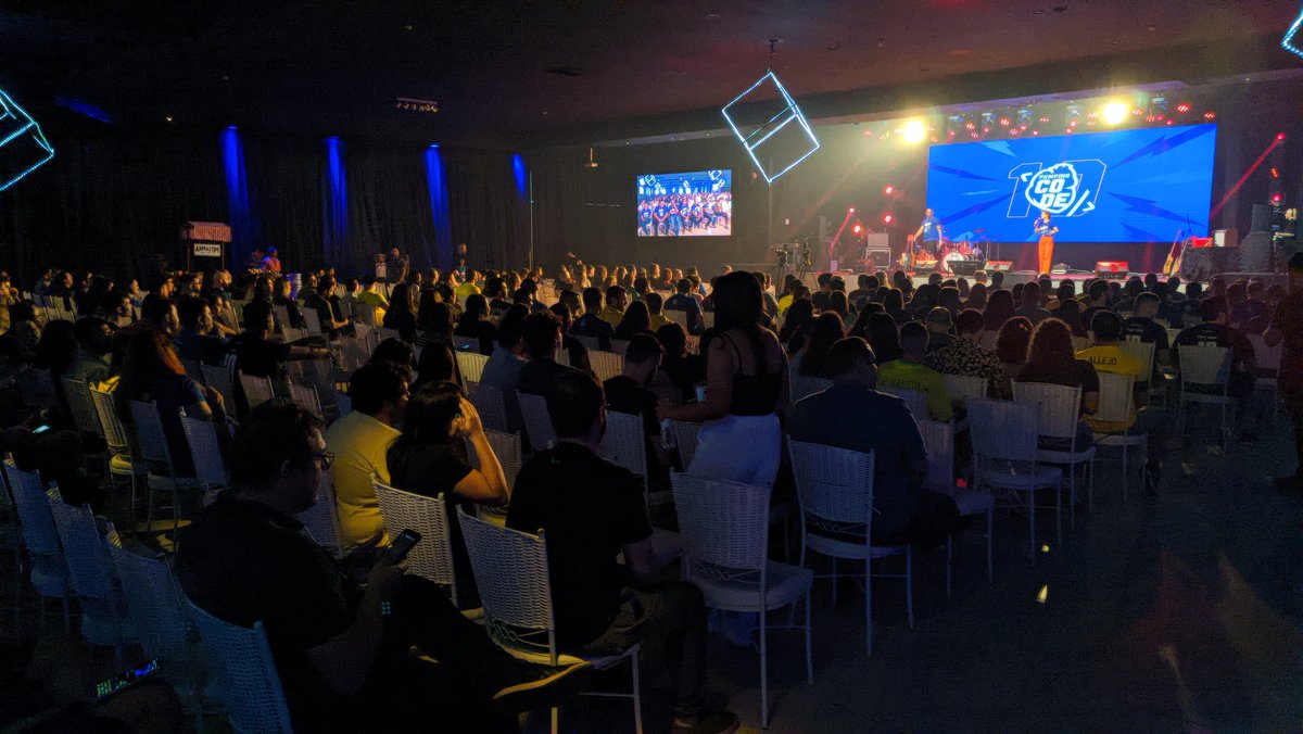 db1group's tweet photo. Somos mais de 450 DBlovers reunidos! Isso sem falar na galera que ta acompanhando online! #pumpingcode https://t.co/LMWWYpjYis