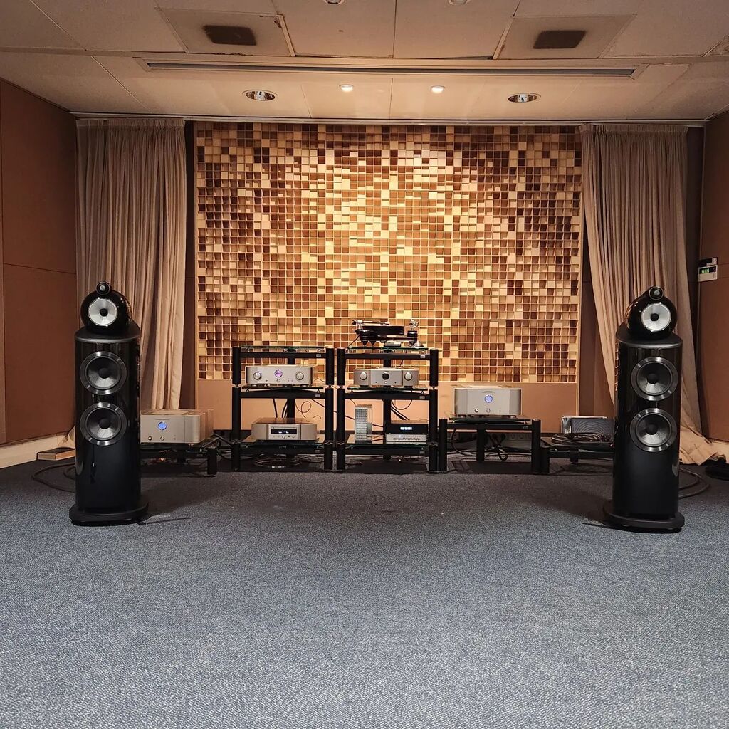 There's worst places to be - and there's worst company too. Listening in the room Ken Ishiwata used for many years, and which is still utilised for product auditioning and evaluation. That's the 803 D4's, with amazing Marantz gear from the brand's illustrious past.
.
.
.
.
#…