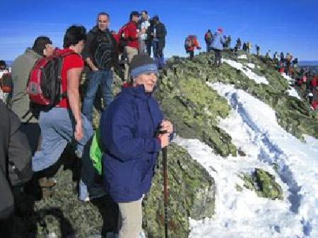 El próximo domingo 18, el Club Alcarreño de Montaña prepara su tradicional subida al Pico #Ocejón 🏔, la más alta de la provincia, para plantar en su cumbre el tradicional #belen. Se saldrá desde Majaelrayo y <a href="/ValverdeArroyos/">Valverde de los Arroyos</a>. #diadelasmontañas
➕ℹ️👉 clubamguadalajara.com/calendario-de-…
