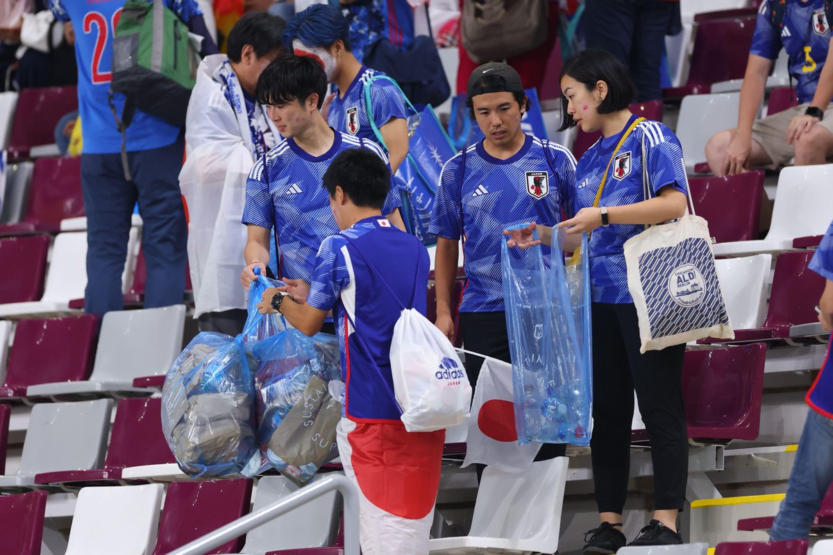 After watching their team top a group that included the 2010 and 2014 World Cup winners, Japan fans still took the time to clean up the stadium. 🎌

#FIFAWorldCup