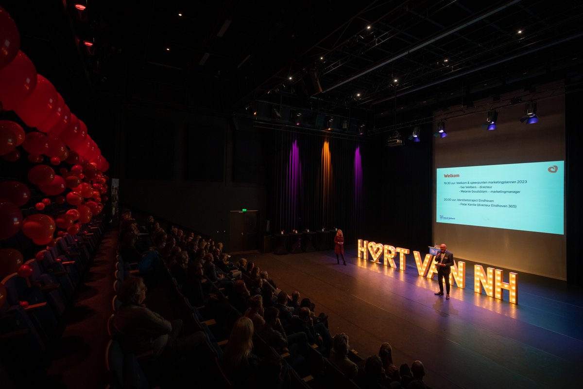 HartvNH's tweet photo. 𝗡𝗲𝘁𝘄𝗲𝗿𝗸𝗯𝗶𝗷𝗲𝗲𝗻𝗸𝗼𝗺𝘀𝘁 𝗛𝗮𝗿𝘁 𝘃𝗮𝗻 𝗡𝗛
Maandag kwamen ruim 100 partners naar ons jaarlijks netwerkevent. We vertelden over de veranderde strategische rol van onze organisatie binnen de regio Alkmaar en onze marketingplannen voor het komend jaar. Top avond! https://t.co/Fgi36CKJFp