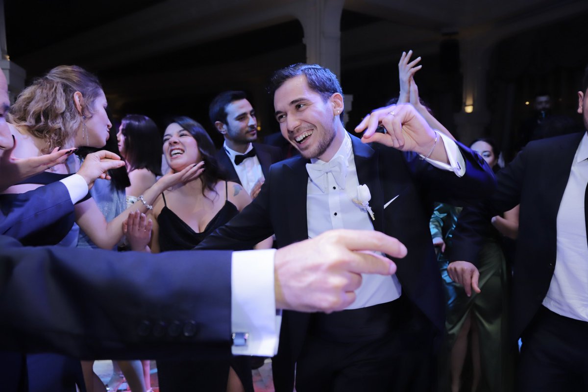 basakmaviss's tweet photo. katıldığım en eğlenceli parti olan düğünümüz https://t.co/Ym0Mpvxxyq
