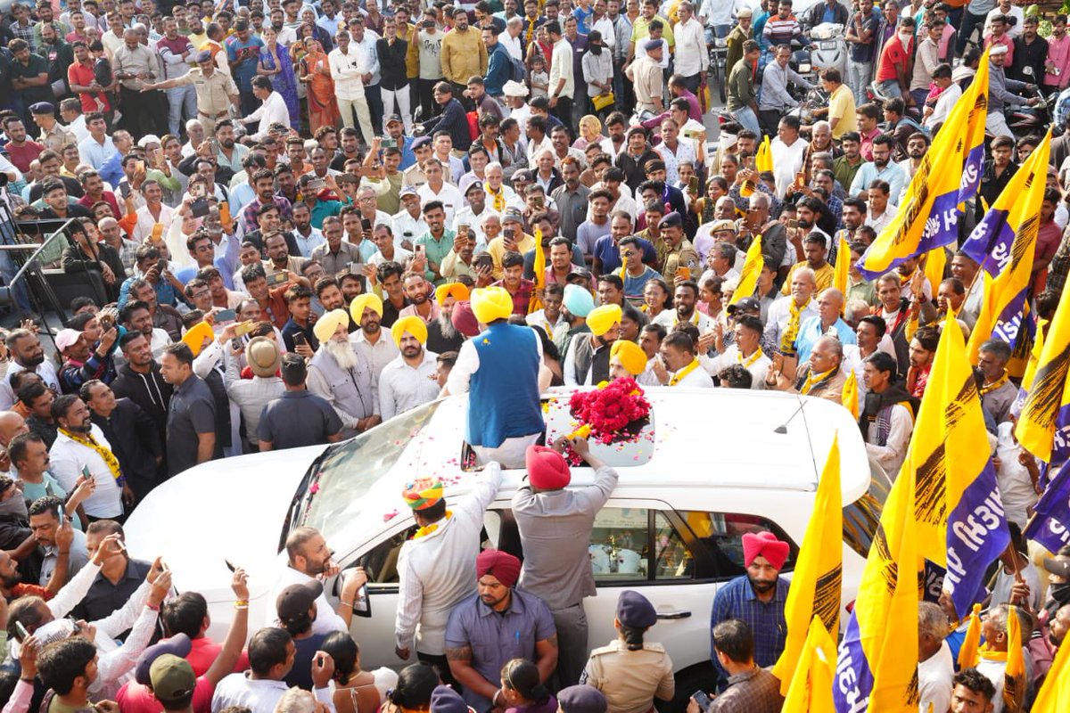 BhagwantMann's tweet photo. #IDAR ਦੇ ਵਾਸੀਆਂ 'ਚ ਵੀ ਜੋਸ਼-ਜਨੂੰਨ ਦੀ ਕੋਈ ਕਮੀ ਨਹੀਂ ਹੈ...ਹਰ ਤਰਫ਼ 'ਪਰਿਵਰਤਨ' ਤੇ 'ਬਦਲਾਅ' ਦੀ ਮੰਗ ਹੋ ਰਹੀ ਹੈ...ਗੁਜਰਾਤ ਨੂੰ 2 ਦਹਾਕਿਆਂ ਤੋਂ ਵੱਧ ਸਮੇਂ ਤੋਂ ਬਾਅਦ ਕੋਈ ਵਿਕਲਪ ਮਿਲਿਆ ਹੈ…ਇਮਾਨਦਾਰ ਤੇ ਨੇਕ-ਨੀਅਤ ਵਾਲੀ ਸੋਚ ਆਮ ਆਦਮੀ ਪਾਰਟੀ ਨੂੰ ਹਰ ਕੋਈ ਪਸੰਦ ਕਰ ਰਿਹਾ ਹੈ…ਗੁਜਰਾਤ ਇਤਿਹਾਸ ਲਿਖਣ ਜਾ ਰਿਹਾ ਹੈ…
#Vote4Jhadu https://t.co/2y97xhK4HC