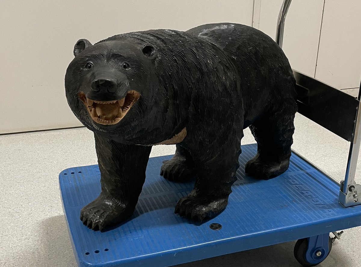 スタンバイ中のこの木彫り熊は、上高山兼太郎さんが一関の東山に招かれ滞在制作したもの。当時の山仕事の繋がりが縁でした。その時に4体の木彫り熊を制作し、1体は馬喰仕事の方によって盛岡に運ばれたそうです。盛岡にこの木彫り熊の兄弟がいるんですね🐻