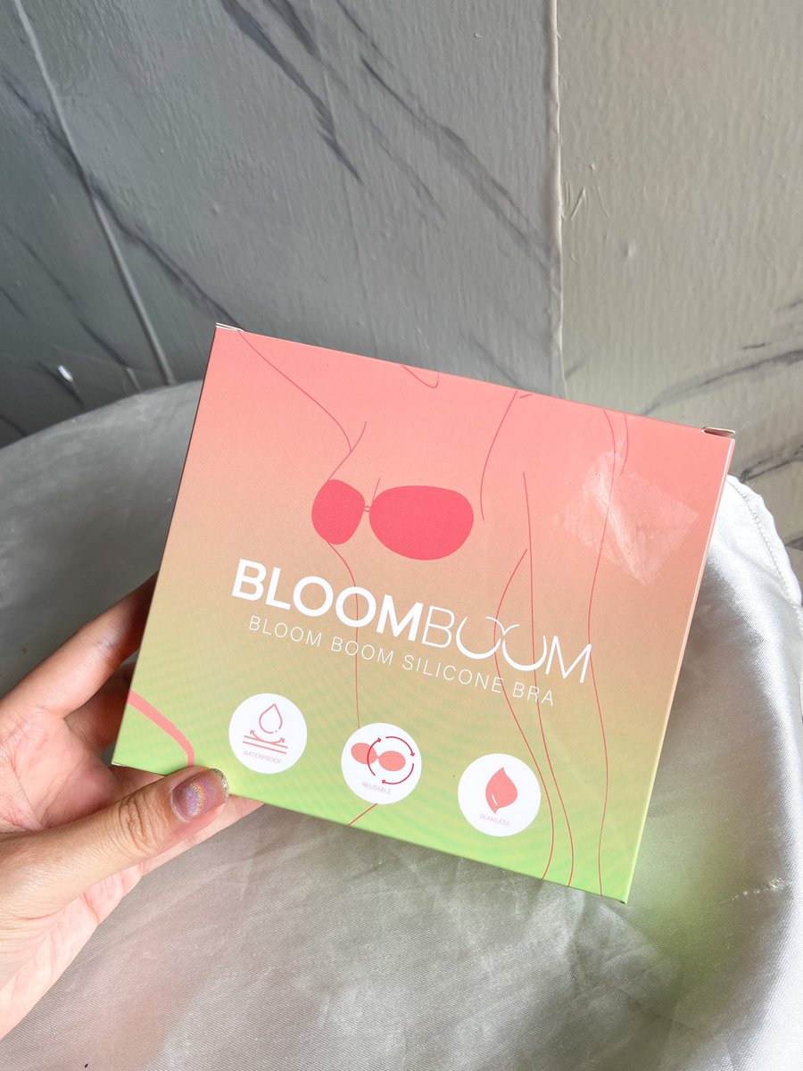 nnzniiniwz's tweet photo. เคล็ดลับการสายเดี่ยวให้สวยเป๊ะ อยากแนะนำ ซิลิโคนบรา ของ BLOOMBOOM💚 จะบอกว่ากาวหนึบมากกกก โคตรหนึบ ใส่ๆไประหว่างวันไม่เลื่อน ขอบไม่มีเผยอ ใส่แล้วดูเนียนมากอ่ะไม่เป็นรอยนูนขึ้นมา อกชิดสวย เบาใส่เหมือนไม่ได้ใส่อ่ะ กาวไม่ระคายเคืองด้วย เป็นไอเท็มที่สาวต้องมีเลยค่ะ💁‍♀️ https://t.co/2QrBYhmB31