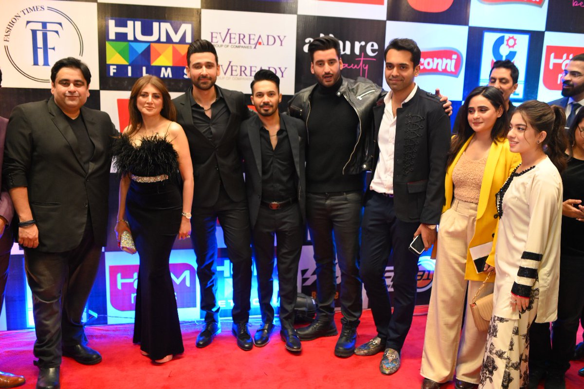 LFI_Lollywood's tweet photo. #Highlights from the star-studded Premiere night of #YaaraVey the movie βΌοΈβ€οΈ
The movie is all set to hit the cinemas on 2-12-2022β¨
#yaaraveymovie #2022 #beelineproduction #evereadypictures #we3communications
#Bisconni #BisconniChocolatto #ItsSpecialInside
#KfcFeelGood https://t.co/VtW1KwDLdR