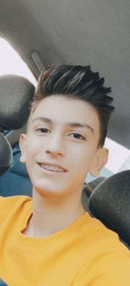Dit is #Amirhossein_Rahimi (15). Hij werd gearresteerd en gemarteld door de RG in Karaj.
Zijn trommelvlies scheurde onder het geweld vd slagen.
Zijn beulen hebben een molotovcocktail in zijn tas gestopt om hem te laten veroordelen.
Hij riskeert nu de doodstraf.
Wees svp zijn stem
